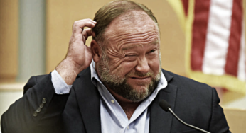 Des familles de victimes réclament 2,75 BILLIONS supplémentaires à Alex Jones